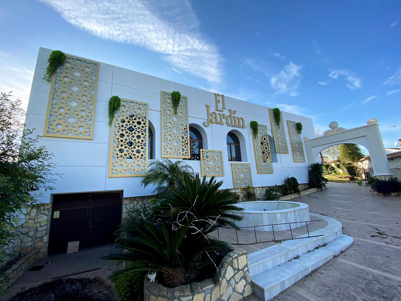 Fachada El Jardín de día